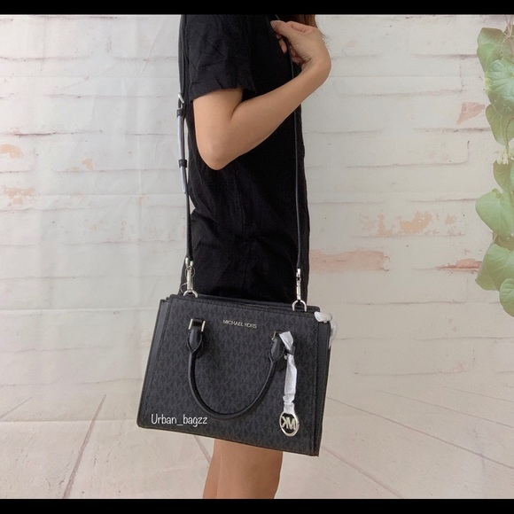 Michael Kors Hope Medium Messenger - Picture 2 of 9